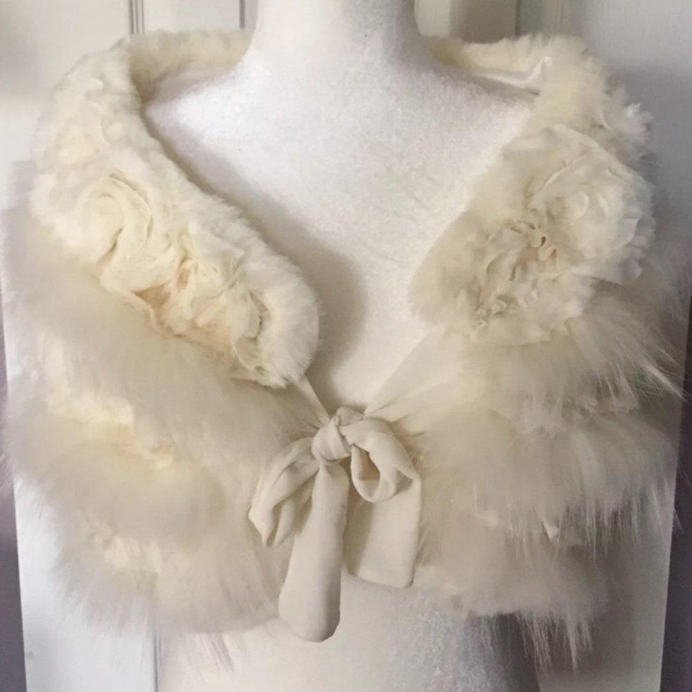 LINDA RICHARDS ivory fur rosette wrap silk lining